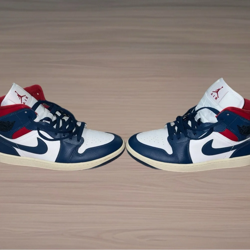 Wmns Jordans Size 10.5/Mens 9 Sneakers - French Blue, Red, and White - Picture 5 of 6